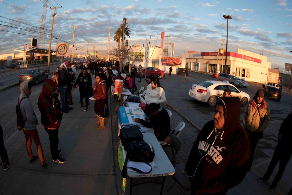 Varias personas que buscan empleo se inscriben para aspirar a las vacantes de una empresa maquiladora en la fronteriza Ciudad Juárez (Foto: EFE)