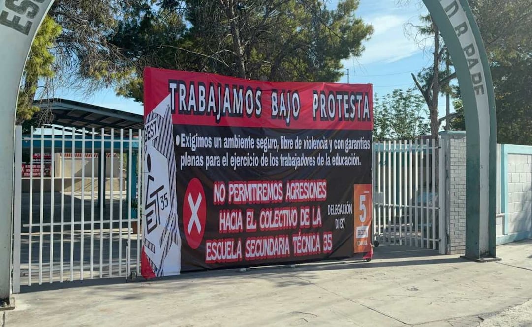 Maestros en secundaria de Monclova trabajan bajo protesta tras agresión de alumno a docente.
Foto: Iván Villarreal
