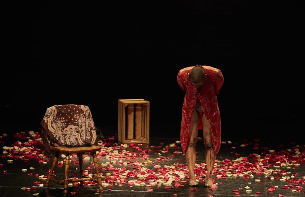 La historia que Angélica Baños representa, en escena, es la de una mujer que llega al teatro y, antes de empezar la función, se dirige al público.
Foto: Fernando Rueda, cortesía