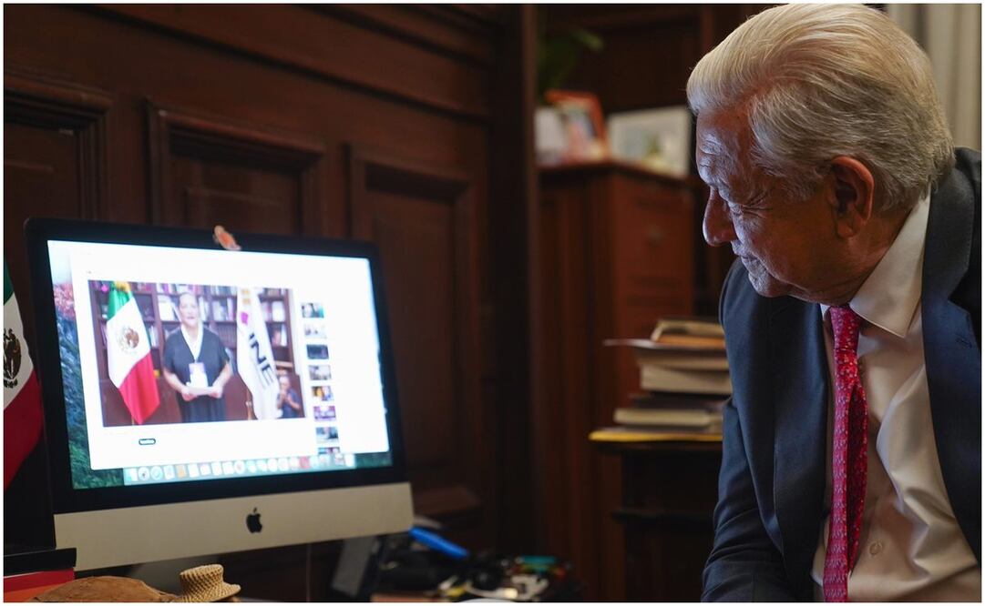 El presidente López Obrador observó atentó el mensaje de Guadalupe Taddei sobre el conteo rápido en el que dio victoria a Claudia Sheinbaum. Foto: @Jey_21