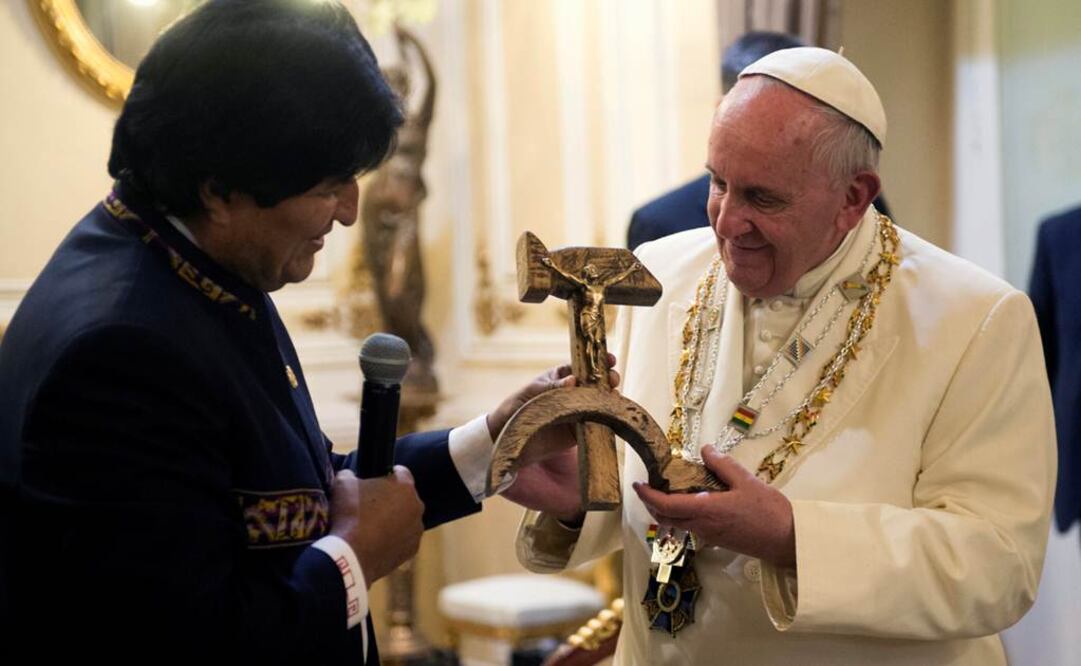 El presidente boliviano Evo Morales le regala al papa Francisco un crucifijo sobre una base de madera que representa una hoz y un martillo, el símbolo comunista que une a los obreros y a los campesinos Foto: AP