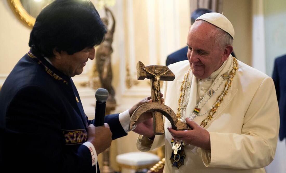 El presidente boliviano Evo Morales le regala al papa Francisco un crucifijo sobre una base de madera que representa una hoz y un martillo, el símbolo comunista que une a los obreros y a los campesinos Foto: AP