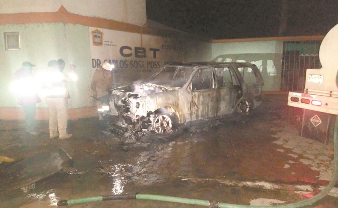 Vecinos del poblado de Cuijingo, molestos por el percance automovilístico que le costó la vida a su conocido, le prendieron fuego a la camioneta Ford Explorer y agredieron a una ambulancia. Fotos: ESPECIAL