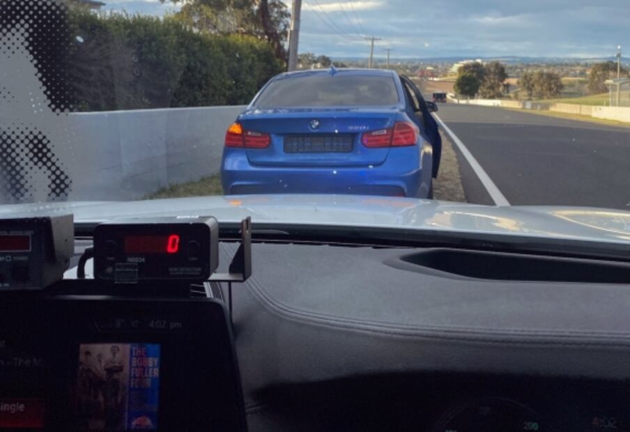 Conductor pensó que estaba en una pista de carreras y lo detienen por exceso de velocidad