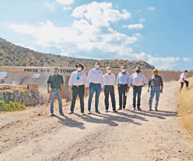 Juan Manuel Carreras (centro) dijo que para la rehabilitación de la presa se realizaron las gestiones necesarias ante la Conagua y la CEA. Foto: Especial