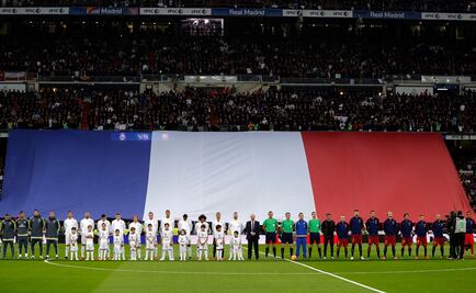 Recuerdan a víctimas de París en clásico español