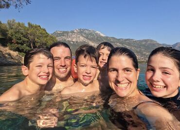 La familia que está recorriendo el mundo antes de que sus hijos se queden ciegos