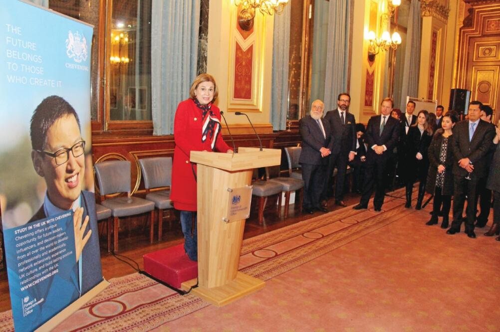 La titular de la Procuraduría General de la República, Arely Gómez González, se entrevistó con miembros del Parlamento y con representantes del gobierno británico durante su visita (PGR)