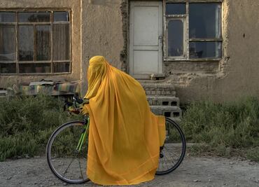 Talibanes prohíben en Afganistán construir ventanas desde donde se pueda ver a las mujeres; buscan prevenir "la obscenidad"