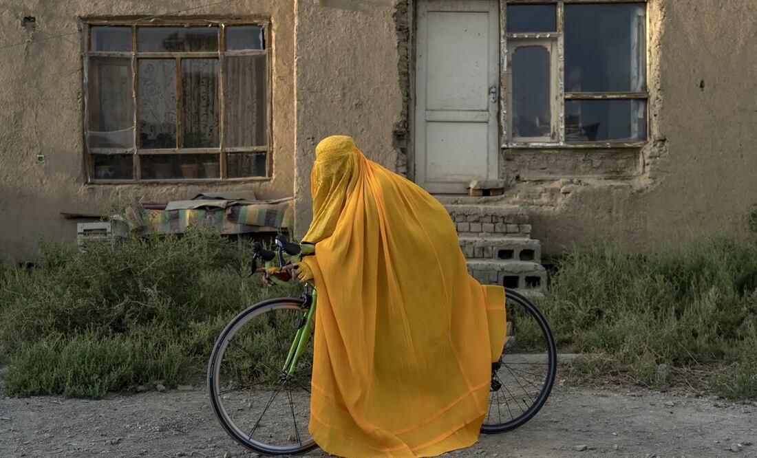 Desde el retorno de los talibanes al mando del país en 2021, las mujeres han sido progresivamente expulsadas de los espacios públicos, algo que las Naciones Unidas describieron como "un apartheid de género". Foto: AP