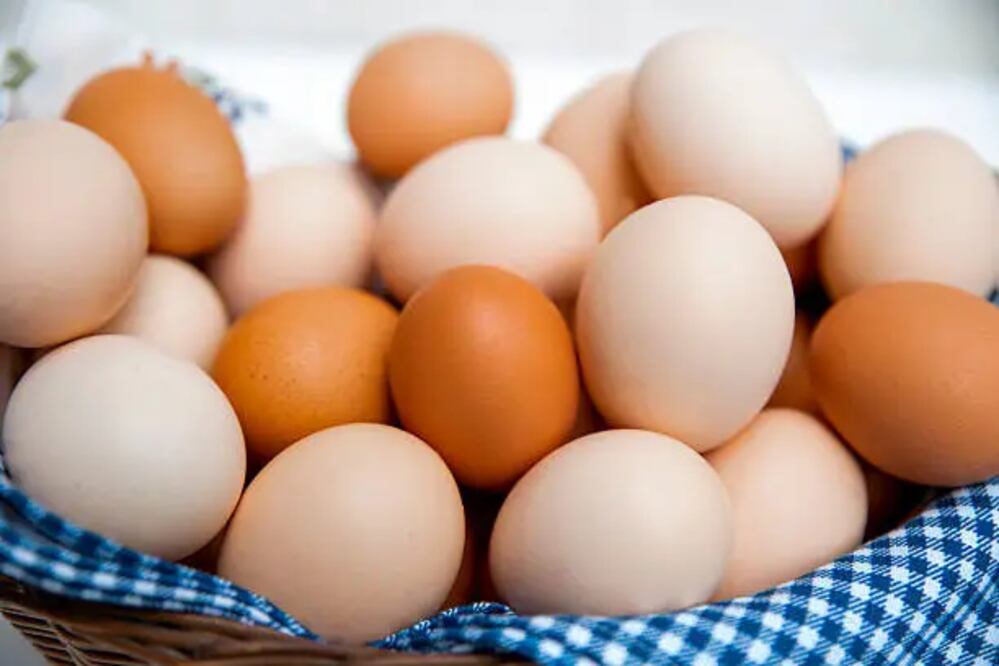 Los huevos son un producto que, si no se almacena correctamente, puede contraer bacterias. Foto: Unsplash.