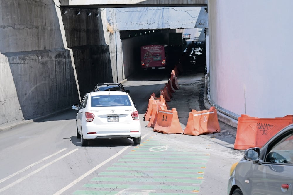 En el bajopuente, la ciclovía se encuentra confinada con trafitambos para proteger a los ciclistas de los autos. Foto: Santiago Cadena / EL UNIVERSAL