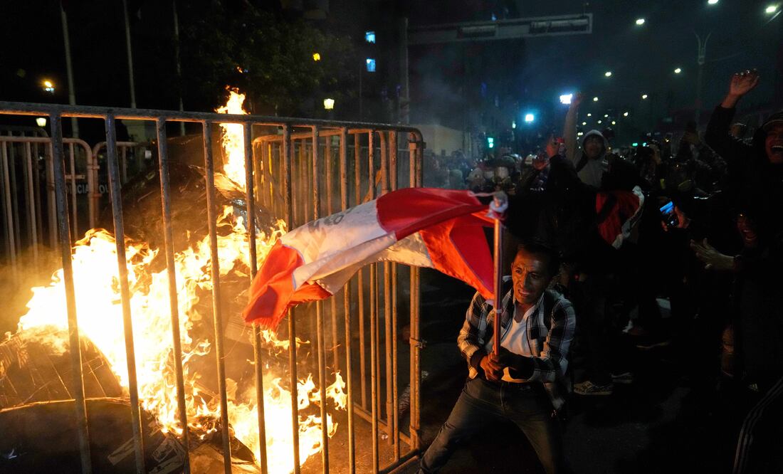 Manifestantes antigubernamentales queman un muñeco de cartón frente al Congreso durante una manifestación contra el presidente José Jeri en Lima, Perú, el miércoles 15 de octubre de 2025. Foto: AP/Archivo