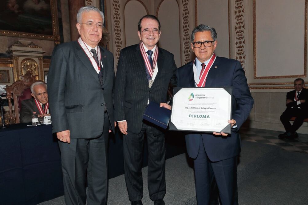 Joel Ortega Cuevas, ex titular de la Secretaría de Seguridad Pública de la Ciudad de México (der.), ingresó ayer a la Academia de Ingeniería, tras presentar su estudio “Innovando en la seguridad pública”. Foto: IRVIN OLIVARES. EL UNIVERSAL
