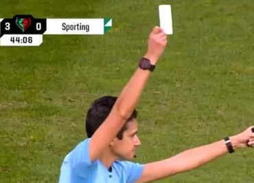 El histórico momento en el que usan una tarjeta blanca en el futbol y por qué lo hicieron
