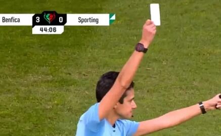 El histórico momento en el que usan una tarjeta blanca en el futbol y por qué lo hicieron
