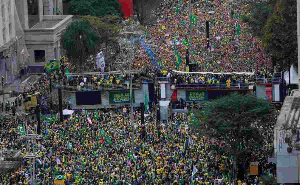 Cientos de simpatizantes del expresidente Jair Bolsonaro se concentraron en varias ciudades brasileñas para protestar contra la Corte Suprema por el juicio en su contra por golpismo, y apoyar las sanciones del mandatario estadounidense, Donald Trump, a Brasil. Foto: EFE