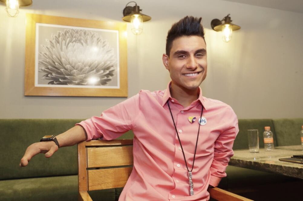 Emmanuel no tiene en mente el año preciso en que llegó a un orfanato, él y su hermano tienen malformaciones provocadas por los bombardeos químicos en Irak (FOTOS: LUIS CORTÉS. EL UNIVERSAL)