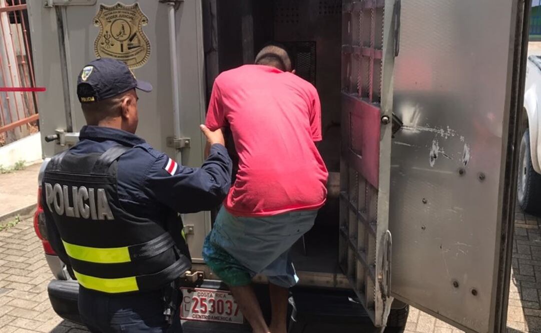 Un policía de Costa Rica con uno de los dos sospechosos del asesinato de una mexicana en una playa del occidente de ese país (Ministerio de Seguridad Pública de Costa Rica)