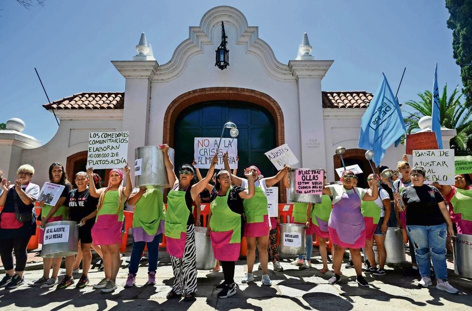 Integrantes de organizaciones sociales en una protesta, en la provincia de Buenos Aires, contra un megadecreto de amplias reformas económicas del mandatario Milei. Foto: Luis Robayo | AFP