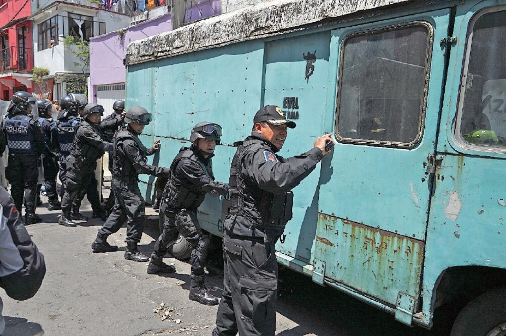 Durante la revisión de los establecimientos algunas personas se opusieron a que les fueran incautados varios productos (SAÚL LÓPEZ. CUARTOSCURO)