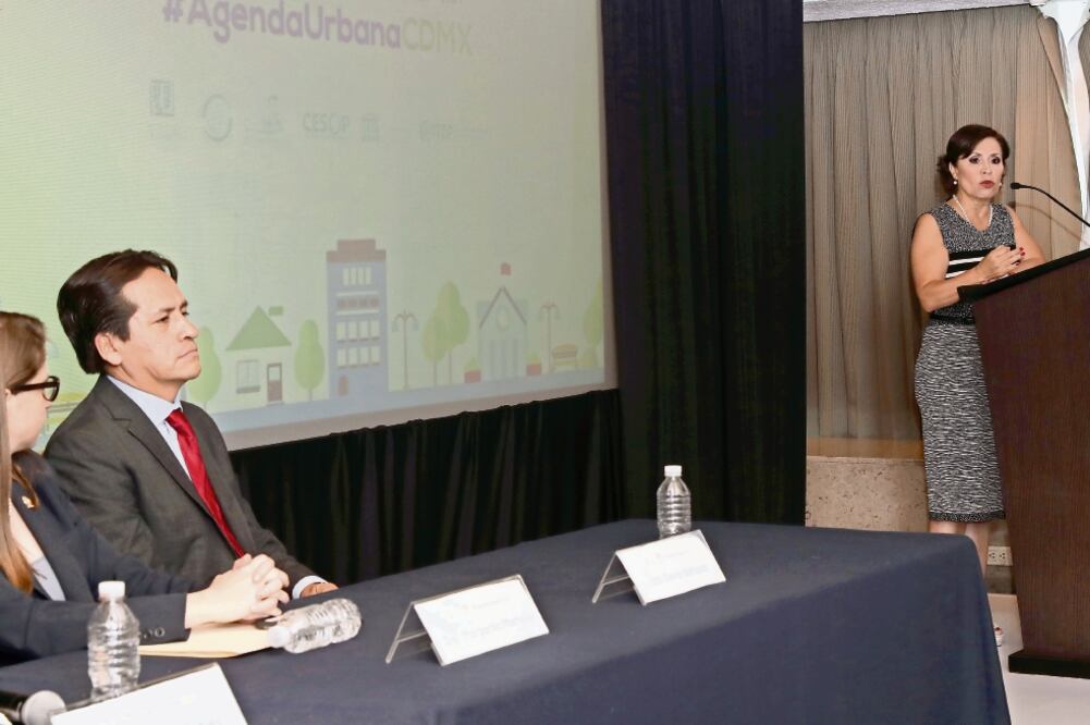 Rosario Robles, titular de la Secretaría de Desarrollo Agrario, Territorial y Urbano, estuvo presente y participó en la clausura del seminario Agenda Urbana CDMX, organizado por la Asamblea Legislativa de la Ciudad de México (VALENTE ROSAS. EL UNIVERSAL)