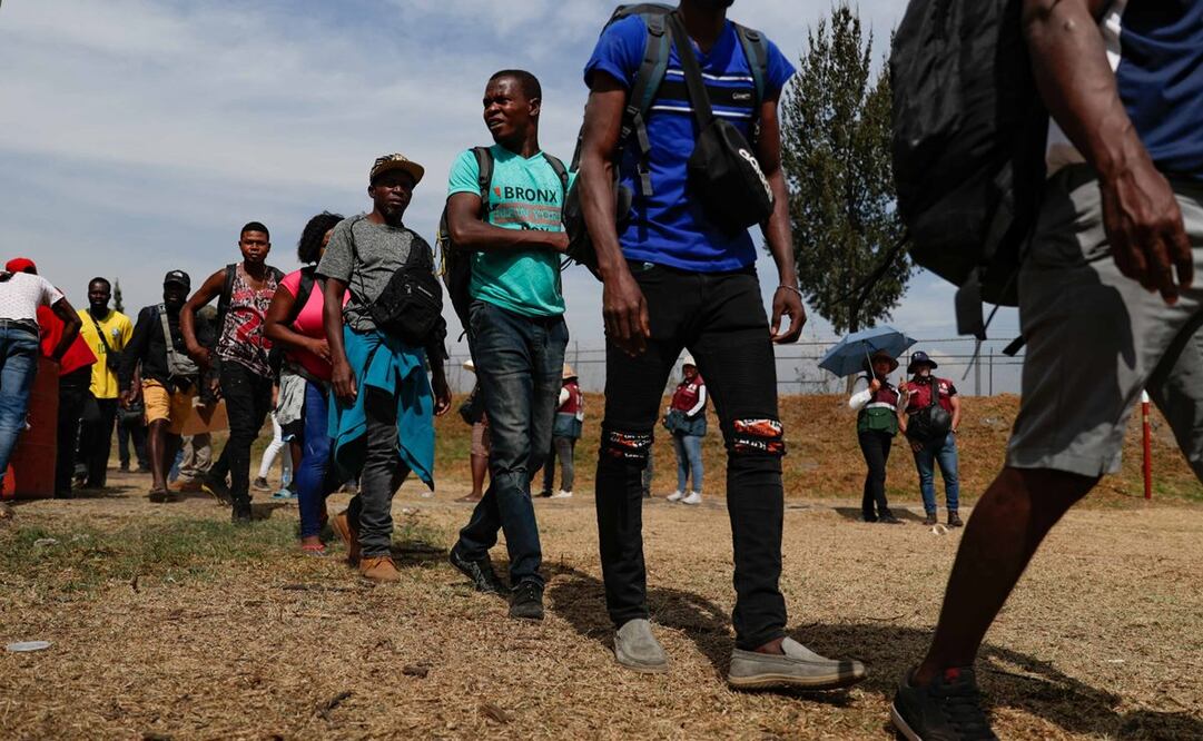 Personas de diferentes nacionalidades en espera de trámite migratorio de COMAR son llevadas a albergue temporal de Tláhuac. Foto: Diego Simón Sánchez / EL UNIVERSAL