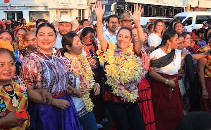 Sheinbaum recorre 3 kilómetros en tradicional calenda de Oaxaca