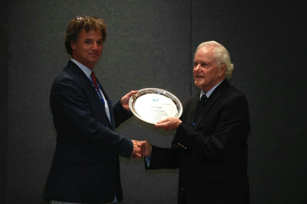 Jack W. Fuller recibe el Premio Presidencial SIP 2016; en la imagen, Pierre Manigault, Presidente de la SIP entrega el reconocimiento al mejor amigo de Jack, Edward Seaton (LUIS CORTÉS. EL UNIVERSAL)