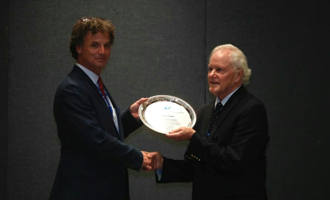 Jack W. Fuller recibe el Premio Presidencial SIP 2016; en la imagen, Pierre Manigault, Presidente de la SIP entrega el reconocimiento al mejor amigo de Jack, Edward Seaton (LUIS CORTÉS. EL UNIVERSAL)