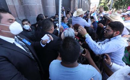 Manifestantes intentan irrumpir en Congreso de Edomex; exigen apoyo para vivienda y transporte