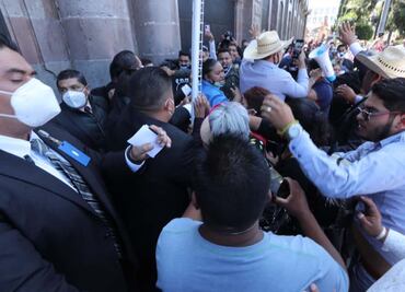 Manifestantes intentan irrumpir en Congreso de Edomex; exigen apoyo para vivienda y transporte