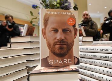Las memorias del príncipe Harry inundan librerías del Reino Unido tras alboroto y polémica