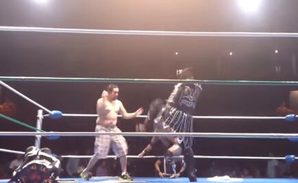 Luchador golpea a aficionado
