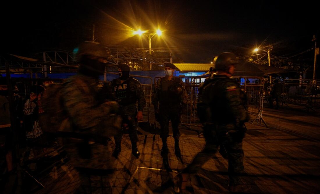 Militares ecuatorianos montan guardia en el exterior de la Penintenciaría del Litoral hoy, en Guayaquil. Foto: EFE