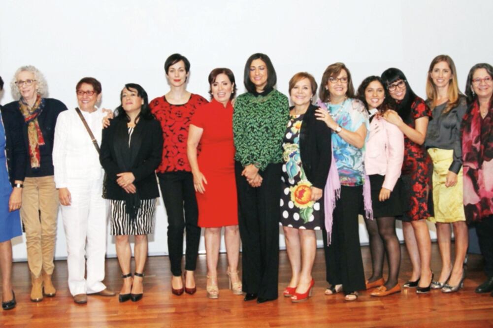 Rosario Robles, titular de la Sedatu (al centro, vestido rojo), acudió a la proyección del documental Vidas feministas, en la que ella y 17 mujeres más son las protagonistas (ESPECIAL)