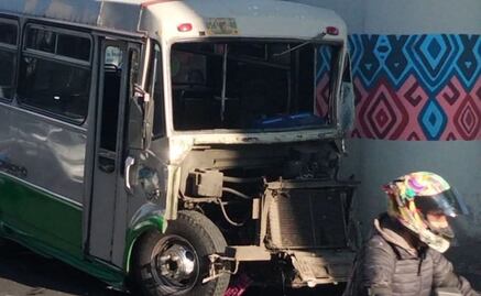 Microbús choca contra pilar de la Línea 12 del Metro en Iztapalapa; conductor ya fue detenido