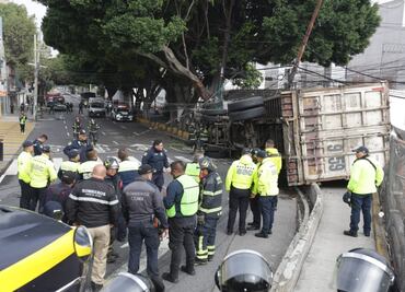 Tráiler vuelca en San Antonio Abad; usuario de patín resulta herido al quedar bajo la carga