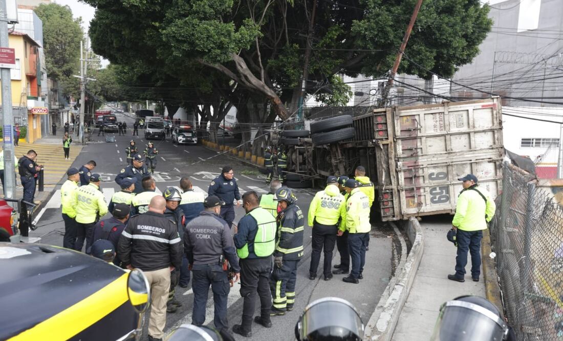 Tráiler vuelca en San Antonio Abad; usuario de patín resulta herido al quedar bajo la carga. Foto: Especial