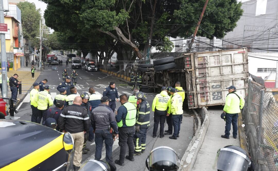 Tráiler vuelca en San Antonio Abad; usuario de patín resulta herido al quedar bajo la carga. Foto: Especial