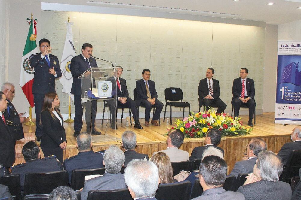 Hiram Almeida inauguró ayer el primer foro denominado Seguridad Privada para Hoteles de la ciudad de México. (ESPECIAL)