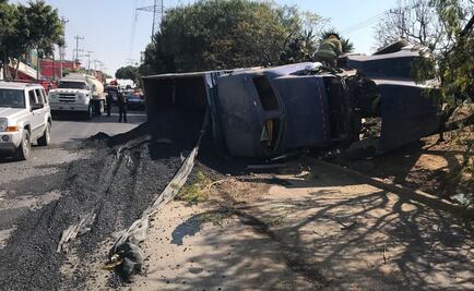 Reportan volcadura de camión en Eje 5 Sur