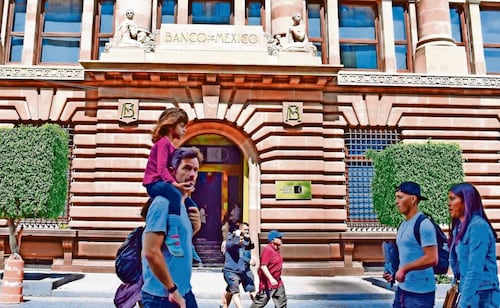 Banxico advierte en minuta riesgos por entorno global