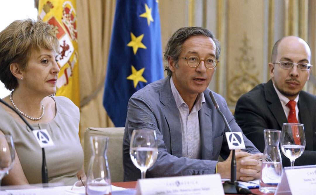 El secretario de Estado español de Cultura, José María Lassalle, al centro; la embajadora de México en España, Roberta Lajous, y Jorge Volpi, director del Festival Internacional Cervantino . (FOTO: EFE)