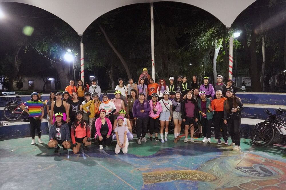 Mujeres ciclistas forman colectivos en la Ciudad de México para rodar seguras. Foto Diego Prado