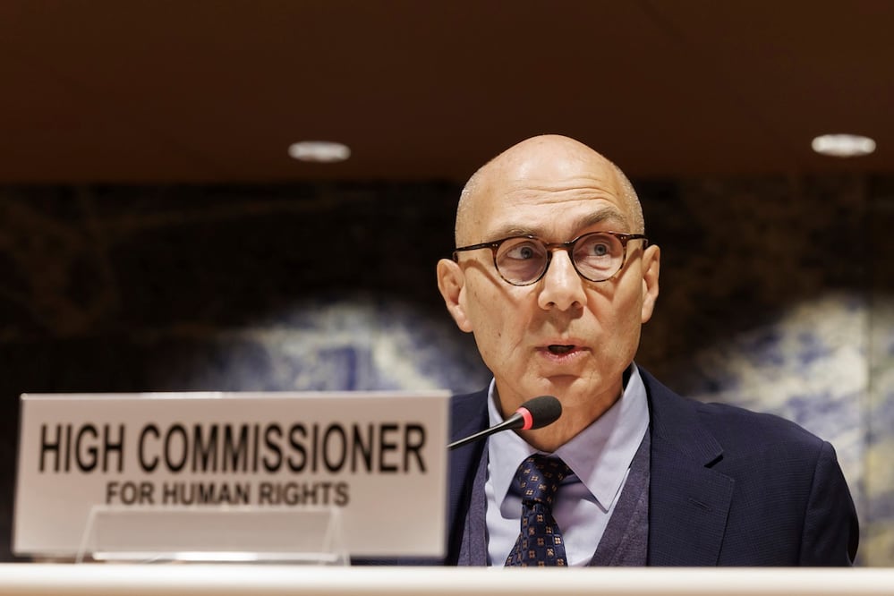 El Alto Comisionado de las Naciones Unidas para los Derechos Humanos, Volker Türk, habla en la sede europea de las Naciones Unidas en Ginebra, Suiza. Foto: AP