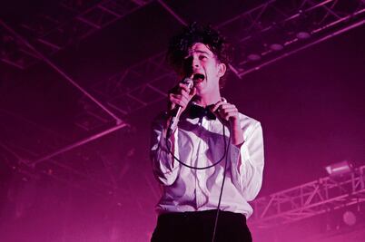 The 1975 enfrenta demanda por beso de Matty Healy a su bajista en Malasia
