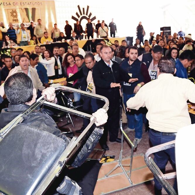 En medio de sillazos, empujones y vallas metálicas colocadas a manera de barricadas para proteger a la Mesa Directiva, varios integrantes de corrientes internas del PRD se disputaron ayer la refundación del partido. (AGUSTIN SALINAS. EL UNIVERSAL.)