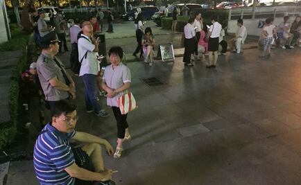 Autoridades chinas temen un centenar de muertos y miles de heridos por terremoto