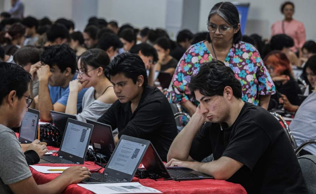 Entre nervios y bendiciones, aspirantes a la UNAM inician Examen de Control en Guanajuato; forman fila de más de 100 metros.
Foto: Gabriel Pano / EL UNIVERSAL